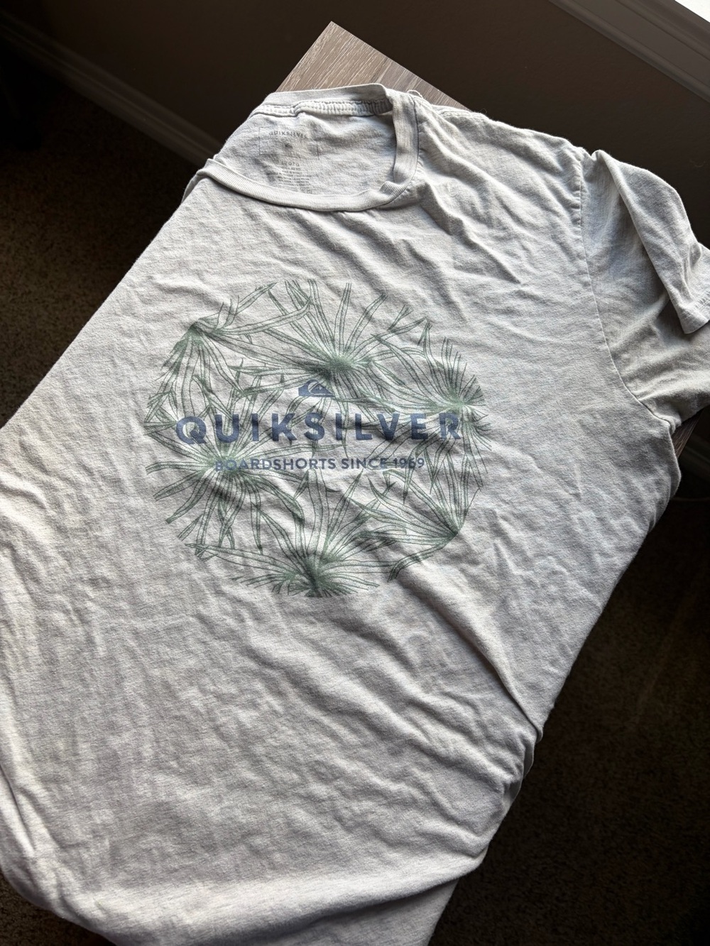 Quiksilver Light Gray Tee with Green Botanical Graphic and Navy Logo